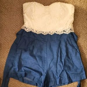NWT Crochet like lace top strapless romper